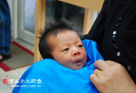 李寶寶(新北永和區嬰兒寶寶滿月剃頭理髮、免費嬰兒剃胎毛儀式吉祥話)。中國風會場，爸媽寶貝免費穿「日中韓」古裝禮服。專業拍照、DVD光碟、證書。★購買「臍帶章、肚臍章、胎毛筆刷印章」贈送：剃頭、收涎、抓周，三選一。 2015.10.31 照片16